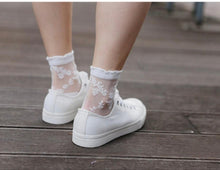 Load image into Gallery viewer, Women&#39;s White Sheer Patterned Ankle Socks
