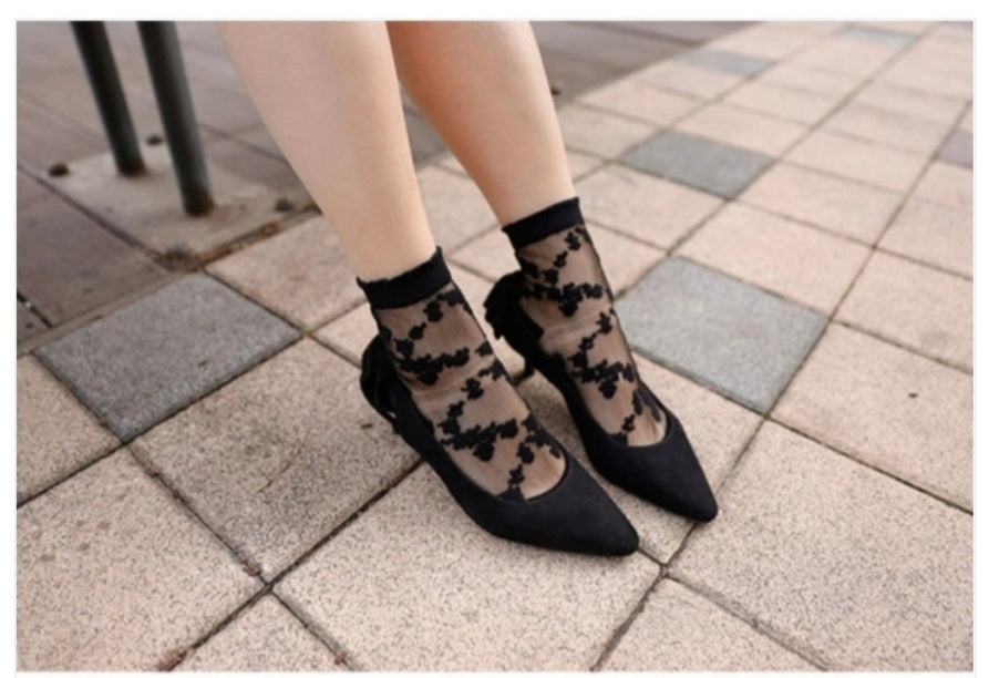 Women's Black Sheer Patterned Ankle Socks